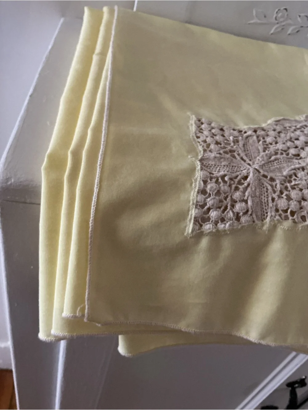 🔹 Antique Hand tatted Lace Lemon-y Linen Tablecloth